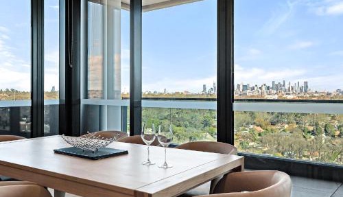 Stylish City-View Apartment with Deluxe Amenities