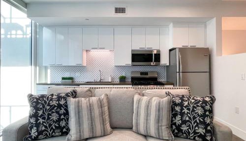 Suite Downtown Pool and Gym Access