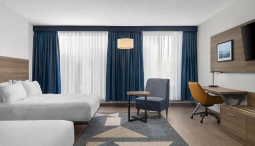 Holiday Inn Express Montreal Airport - St-Laurent by IHG