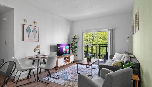Cozy Urban Getaway - Free Parking, Gym, Stadium