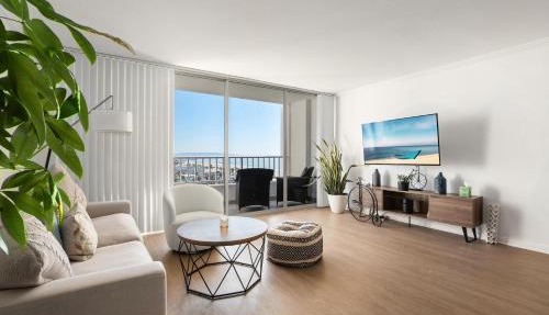 The violet-Santa Monica highrise beach front&view