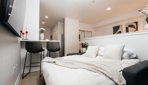 Seaside Serenity - Chic Santa Monica Studio