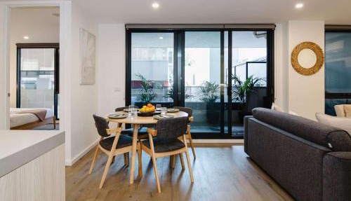 Abbotsford Abode With Pool Parking & Gym