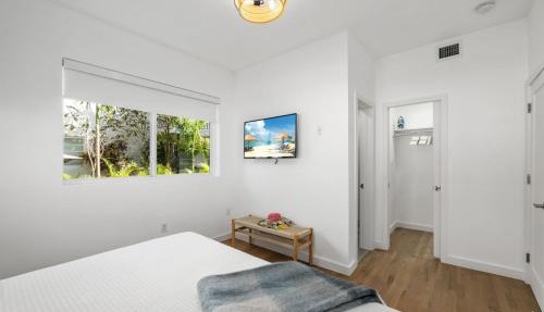 Lux Designer Apt 2BR and 2BA in the Heart of MIA Beach