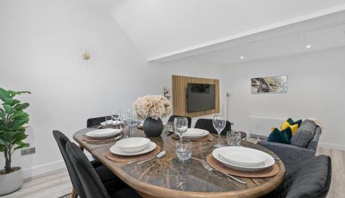 Luxe Haven - 2 min from Station - Free Parking - Courtyard