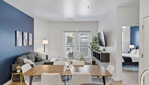 Modern 2BD - 5 Min DT, Gym, Parking, W-D - Sleeps 12