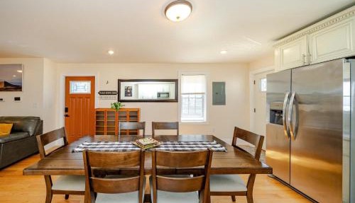 Pet Friendly 3BR Quincy Townhouse w Laundry, Free Parking, near MBTA Red Line 37