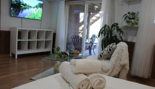 Serene Don River Nature gateway- 3BR suite, Private Patio, Free Parking