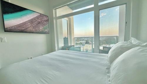 Penthouse with Views in Hollywood - One Bedroom w Parking