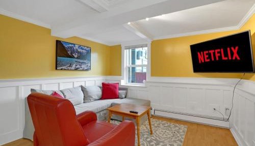 Artsy Private Guest Suite with Outdoor Saloon