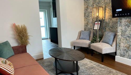 Stylish & Elegant 2-BR Flat In Greenwich London