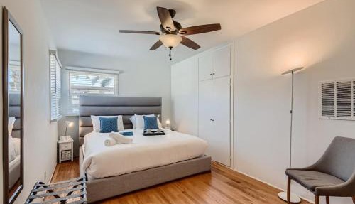 Walk to Beach - KING Apt In #1 Area - AB