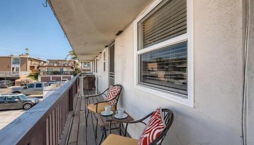 Walk to Beach - KING Apt In #1 Area - AC