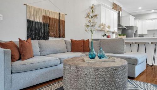 Bright Uptown home w gated parking