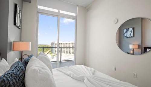 Luxury & Modern Condo in Design District with Pool