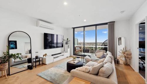 Riverina - Ultimate Footscray Getaway with parking