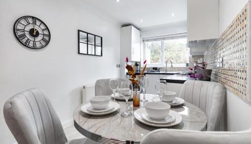 Modern Two Bed Apt with free Gated Parking Space