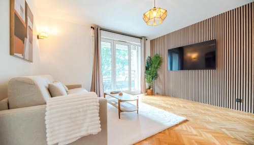 CIA - Flat with Balcony in East Paris, Buttes Chaumont