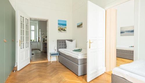 KAISER 02 by ROCKCHAIR Apartments l SUPERHOST Status l 3 Bedrooms Boxspringbeds 2 Bathrooms l Cozy Family & Business Flair 155 sqm 3 Balcony 2nd Floor Elevator up to 10 guests welcomes you!