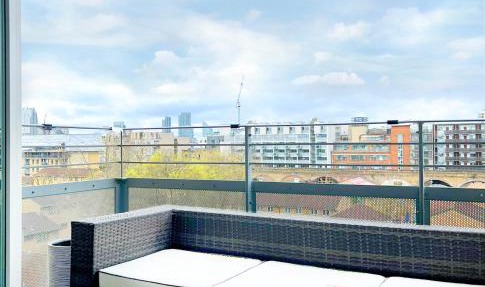 Lovely Apartment with Balcony - 3 min to Station