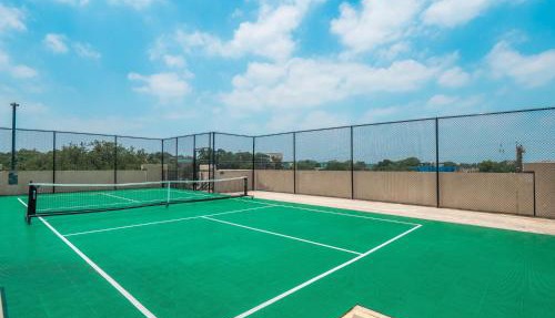 Prime SoCo King Bed 1BR & 2BR Suites w Gym, Pickleball, Laundry