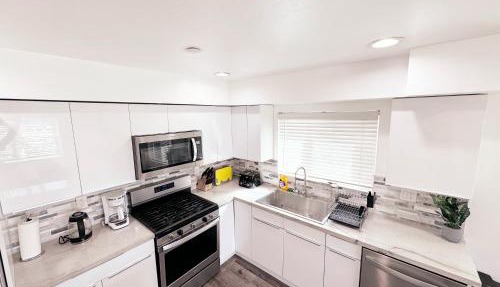 Cozy 3 BR Townhouse with Balcony