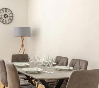 Spacious Two Bedroom Apartment in Battersea, Free Parking