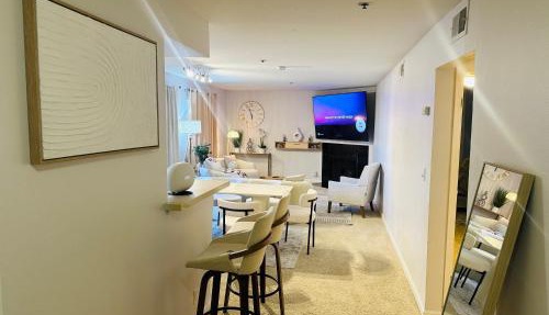 Mid-City Charm 2BR Near LAs Hotspots!