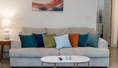 Urban Oasis Spacious King Bed Free Parking
