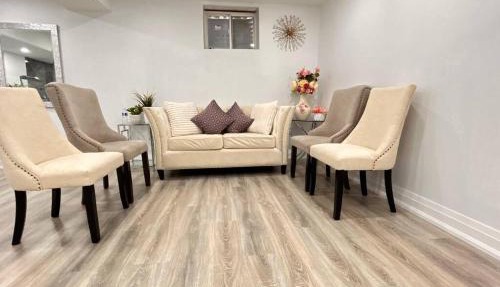 Super Luxury Family Home - 3 Bedrooms, 1 Full Bathroom and 1 Half Washroom with Free Parking, Wifi, Netflix