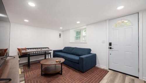 Chic 2-Bed Haven with Vibrant Décor in SE Atlanta