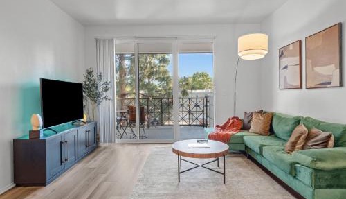 Luxury 2BDR with Parking & Pool - Marina del Rey