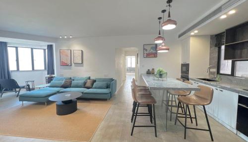 Eastern Hub - Jing'an Temple Branch Stylish 3-Bedroom in Bustling Area, Surrounded by Trendy Bistro and Bar Street, Only 100m from Subway