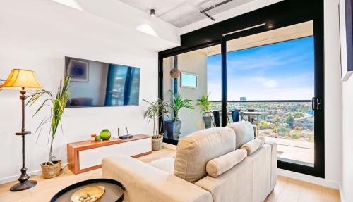 Ovation - New Footscray Apt w parking & pool