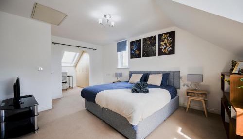 Cherish Stays spacious & amazing 3 Bed House in Hayes & Heathrow