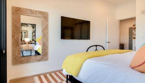 Stylish downtown condo w/pool & parking