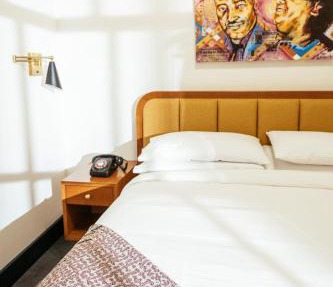 Dew Drop Inn Hotel & Lounge