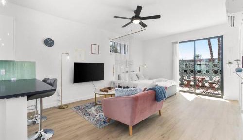 Large Studio Rooftop & Poolside - Walk to Old Town