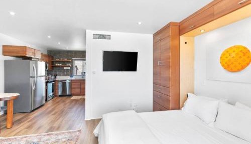 Retro Studio in the Heart of DTPH - Very Walkable