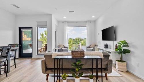 River View 2-Bedroom Apartment with Free Garage Parking