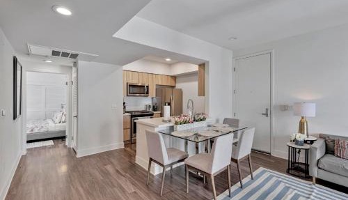 7 Large Down Town Santa Monica Apartment