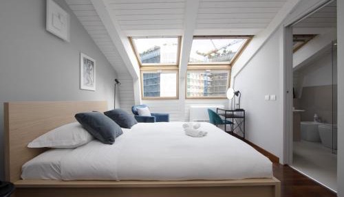 Penthouse with Patio & 2 Baths, 10 Min to Duomo