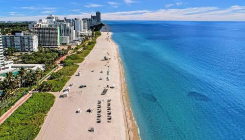 Breathtaking resort condo w beach service Unit 908