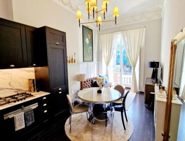 Stunning Hyde Park Home with Private Balcony & Lift Elevator Access
