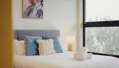 KOZYGURU | Greenvale VIC | Roomy Charming | 7 Bed House + Free Parking