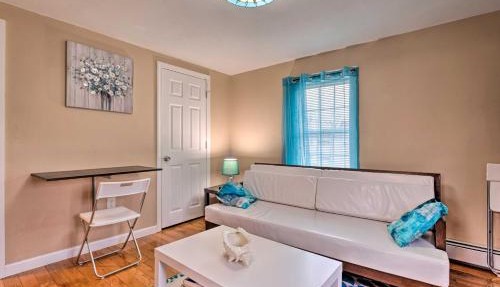 Cozy Third-Story Apartment in Dtwn Brockton!