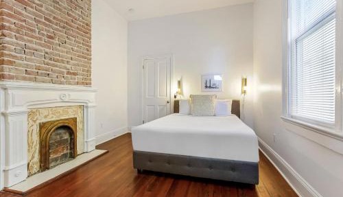Private 2BR in Uptown by Hosteeva