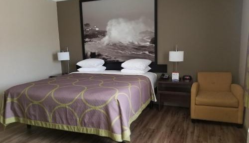 Super 8 by Wyndham Los Angeles-Culver City Area