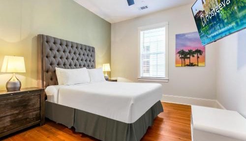Spacious 5 BR Retreat - Pool - Near It All!