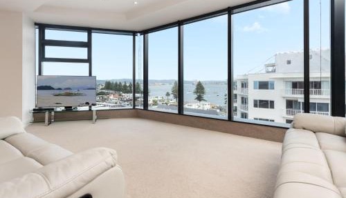 Superb Elevated Views of Harbour with Heated Pool, Gym & Parking